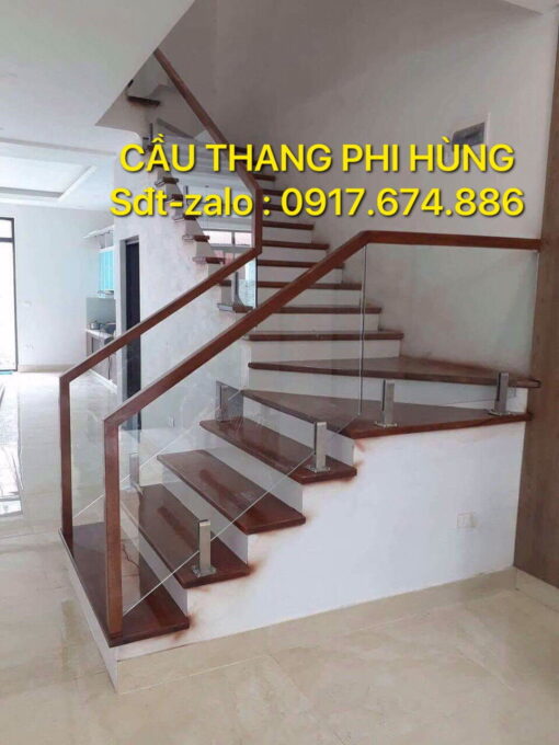 Cầu thang kính gỗ đẹp Hà Nội, cầu thang kính cường lực tay vịn gỗ