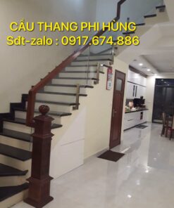 Cầu thang kính cường lực tay vịn gỗ, inox. Cầu thang kính đẹp hiện đại tại Hà Nội