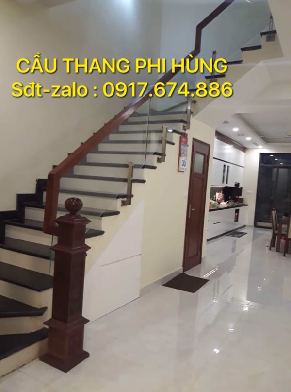 Cầu thang kính cường lực tay vịn gỗ, inox. Cầu thang kính đẹp hiện đại tại Hà Nội