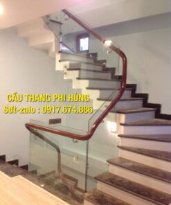 Cầu thang kính cường lực tay vịn gỗ. Các mẫu cầu thang kính đẹp nhất tại Hà Nội