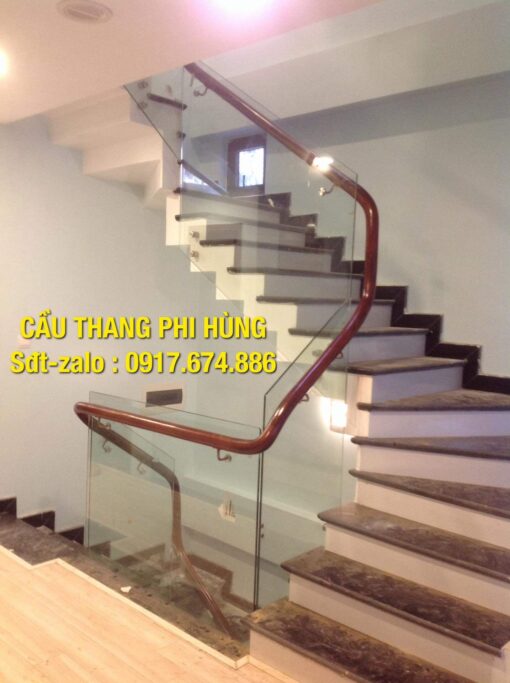 Cầu thang kính cường lực tay vịn gỗ. Các mẫu cầu thang kính đẹp nhất tại Hà Nội