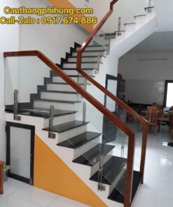 Mẫu cầu thang kính gỗ đẹp, cầu thang kính cường lực tay vịn gỗ đẹp, hiện đại, thi công chuyên nghiệp, giá tốt nhất Hà Nội