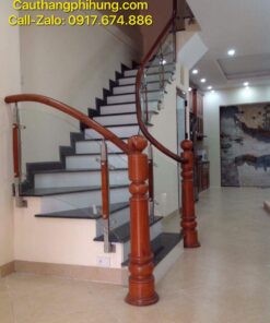 Báo giá cầu thang kính cường lực tay vịn gỗ. Mẫu cầu thang kính đẹp hiện đại