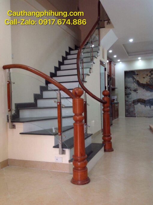 Báo giá cầu thang kính cường lực tay vịn gỗ. Mẫu cầu thang kính đẹp hiện đại