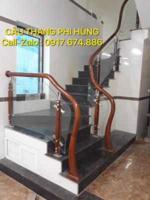 Các mẫu cầu thang kính tại Hà Nội
