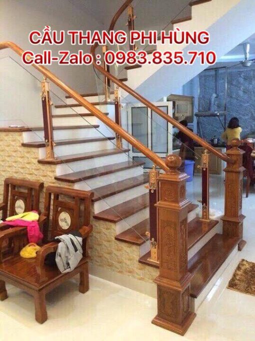 Cầu thang kính cường lực tay vịn gỗ tại Hà Nội
