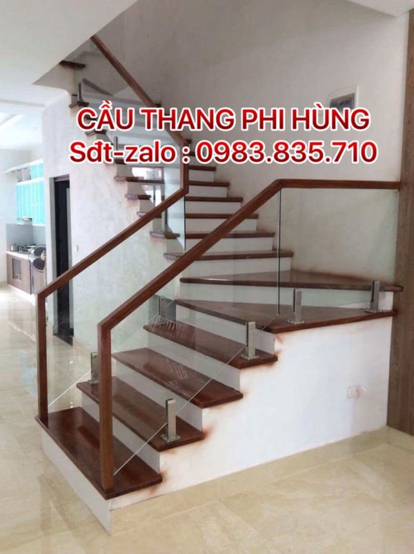 Cầu thang lan can kính cường lực ở Hà Nội