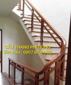 Cầu thang kính cường lực tay vịn gỗ ở Hà Nội