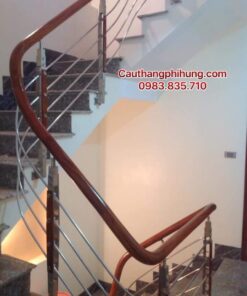 Cầu thang inox tay vịn gỗ tại Hà Nội