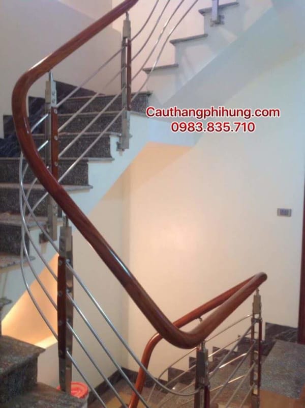 Cầu thang inox tay vịn gỗ tại Hà Nội