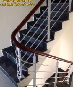 Cầu thang sắt tay vịn gỗ tại Hà Nội