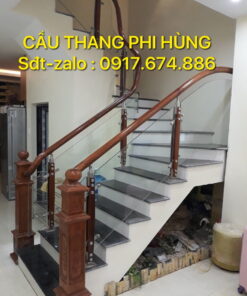 Cầu thang kính lan can kính cường lực tay vịn gỗ