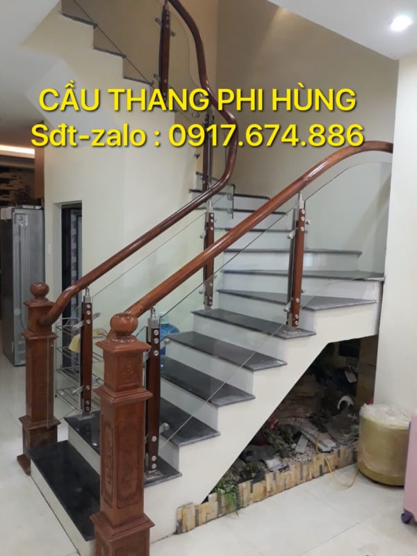 Cầu thang kính lan can kính cường lực tay vịn gỗ