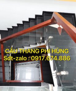 Cầu thang kính đẹp tay vịn gỗ