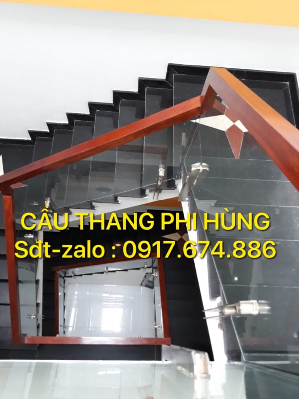 Cầu thang kính đẹp tay vịn gỗ