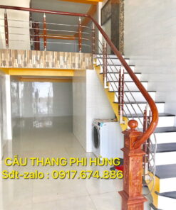 Cầu thang inox tay vịn gỗ tại Hà Nội