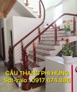 Cầu thang inox tay vịn gỗ, báo giá cầu thang inox, inox tay vịn gỗ. Đơn vị thi công cầu thang lan can đẹp, hiện đại uy tín ở Hà Nội