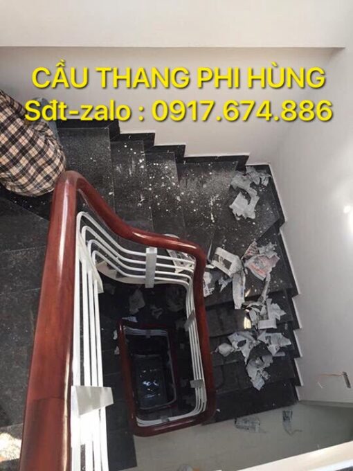 Cầu thang sắt, cầu thang sắt tay vịn gỗ ở Hà Nội