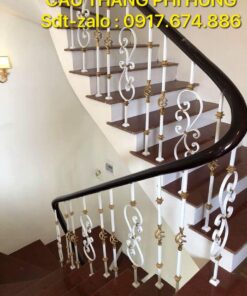 Cầu thang sắt nghệ thuật tay vịn gỗ đẹp