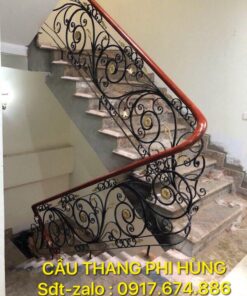Cầu thang sắt nghệ thuật đẹp tay vịn gỗ tại Hà Nội