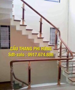 Cầu thang kính cường lực tay vịn gỗ. Báo giá cầu thang kính lan can kính
