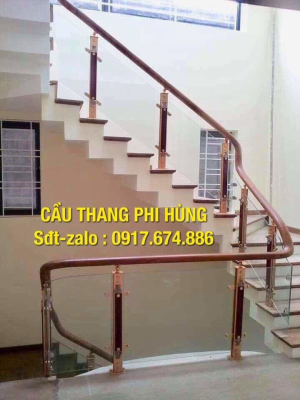 Cầu thang kính cường lực tay vịn gỗ. Báo giá cầu thang kính lan can kính