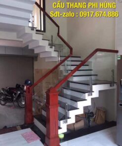 Cầu thang lan can kính cường lực đẹp tay vịn gỗ