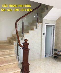 Cầu thang kính tay vịn gỗ. Cầu thang kính lan can kính Hà Nội