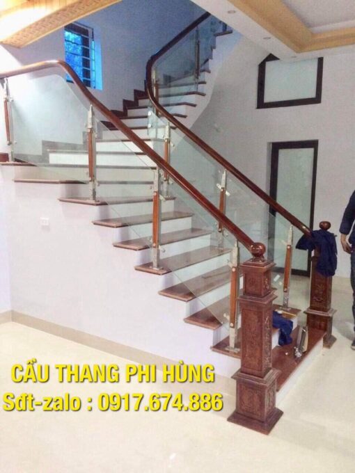 Cầu thang kính tay vịn gỗ gỗ