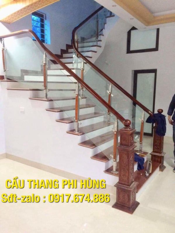 Cầu thang kính tay vịn gỗ gỗ