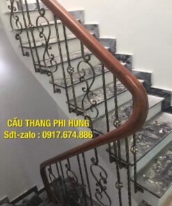 Cầu thang sắt nghệ thuật 800, cầu thang sắt nghệ thuật tay vịn gỗ