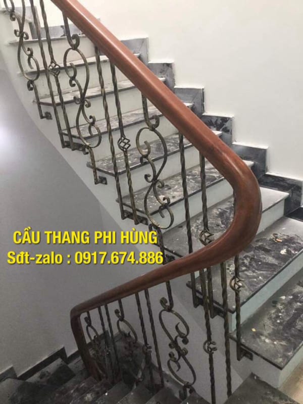 Cầu thang sắt nghệ thuật 800, cầu thang sắt nghệ thuật tay vịn gỗ