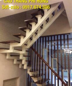 Cầu thang xương cá mặt bậc gỗ lan can kính