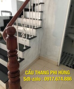 Cầu thang lan can sắt nghệ thuật tay vịn gỗ