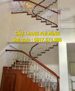 Cầu thang sắt nghệ thuật ở Hà Nội, cầu thang sắt nghệ thuật tay vịn gỗ