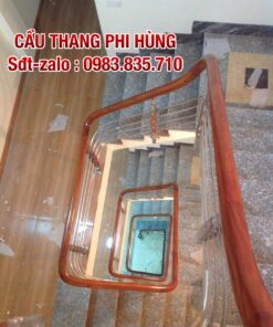 Cầu thang inox tay vịn gỗ, báo giá lan can cầu thang inox tay vịn gỗ