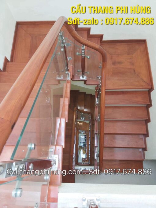 Báo giá cầu thang kính tay vịn gỗ tại Hà Nội, cầu thang lan can kính cường lực