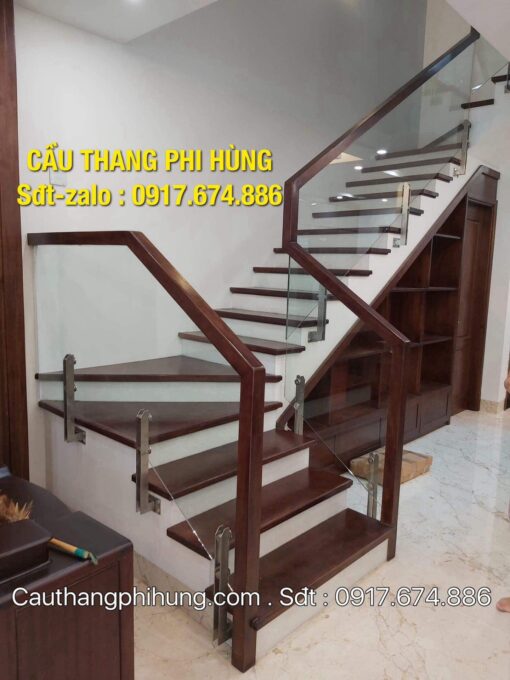 Báo giá cầu thang kính, mẫu cầu thang kính cường lực tay vịn gỗ đẹp nhất 2020