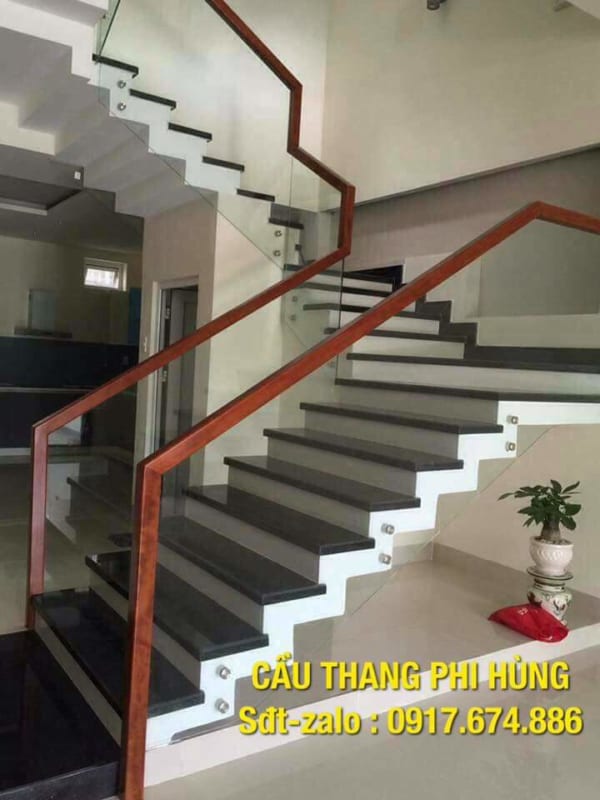 Cầu thang kính tay vịn gỗ, cầu thang kính cường lực. Báo giá cầu thang lan can kính cường lực tay vịn gỗ tại Hà Nội