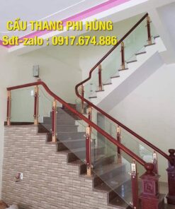Cầu thang kính cường lực tay vịn gỗ tại Hà Nội, Báo giá cầu thang kính đẹp tại Hà Nội