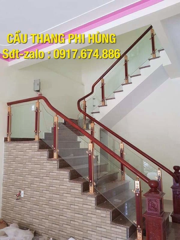 Cầu thang kính cường lực tay vịn gỗ tại Hà Nội, Báo giá cầu thang kính đẹp tại Hà Nội