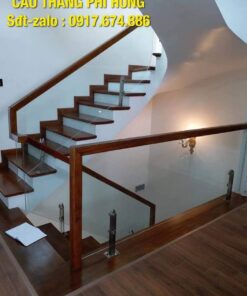 99 mẫu cầu thang kính đẹp, Cầu thang kính tay vịn gỗ tại Hà Nội