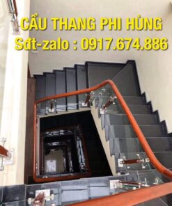 210 mẫu cầu thang kính đẹp, Cầu thang kính cường lực tay vịn gỗ tại Hà Nội