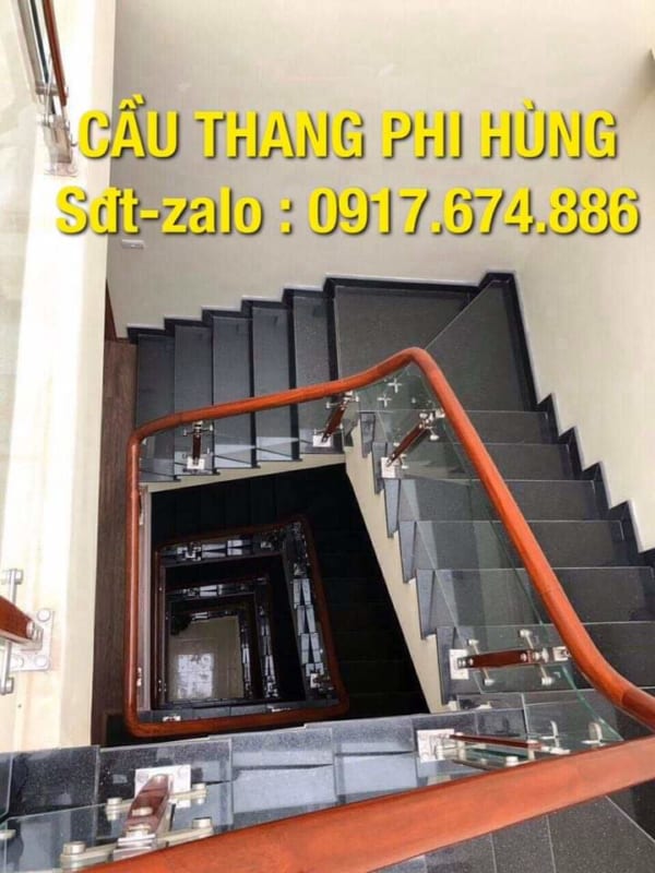 210 mẫu cầu thang kính đẹp, Cầu thang kính cường lực tay vịn gỗ tại Hà Nội