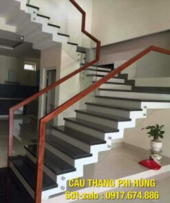 Báo giá cầu thang kính tại Hà Nội, Lan can cầu thang kính tay vịn gỗ