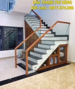 Cầu thang kính tay vịn gỗ, Cầu thang lan can kính cường lực đẹp