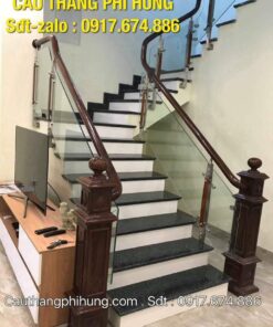 Cầu thang kính cường lực đẹp tay vịn gỗ, Đơn vị thi công cầu thang lan can uy tín chuyên nghiệp