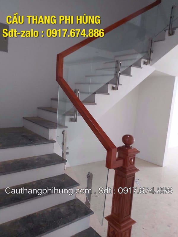 Lan can cầu thang kính gỗ, Cầu thang kính tại Hà Nội