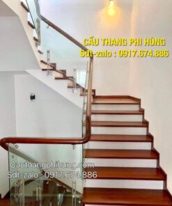 Lan can cầu thang kính tay vịn gỗ, Lan can cầu thang kính đẹp hiện đại