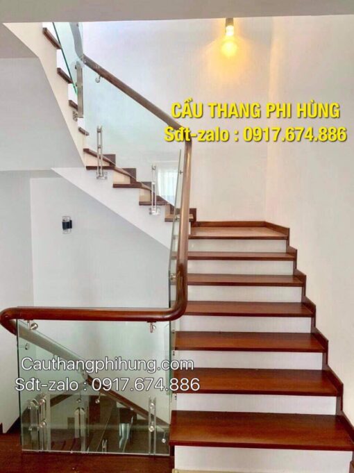 Lan can cầu thang kính tay vịn gỗ, Lan can cầu thang kính đẹp hiện đại